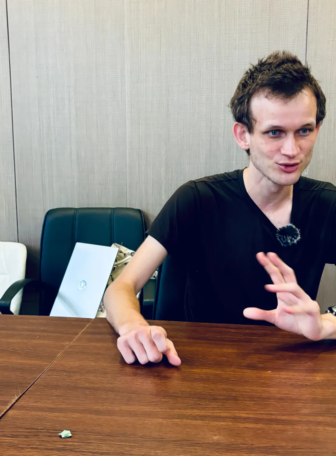 对话 Vitalik Buterin：世界不该落入 AI 只手遮天的权力王国