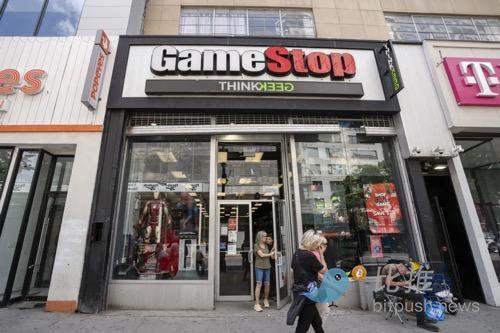 美股老网红 GameStop 传言也要「屯币」了，创始人与 Saylor 亲切合影