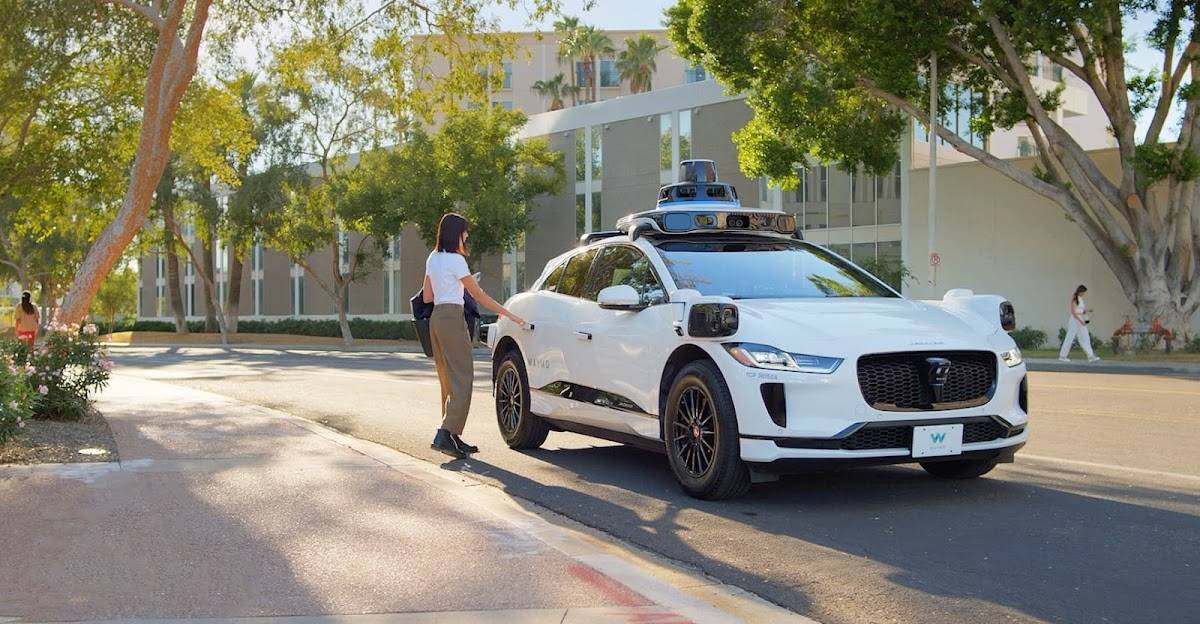 特斯拉 Robotaxi 上路，定向邀请、30 元一次，有钱也体验不上