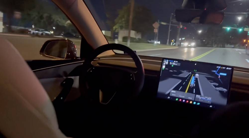 特斯拉 Robotaxi 上路，定向邀请、30 元一次，有钱也体验不上