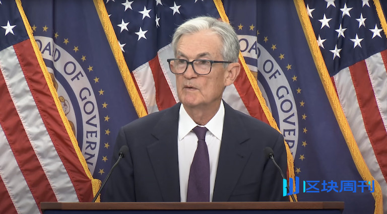 傑羅姆鮑威爾週三在聯邦公開市場委員會（FOMC）決定降息25個基點後，舉行記者會，向媒體發表演說。資料來源：聯準會