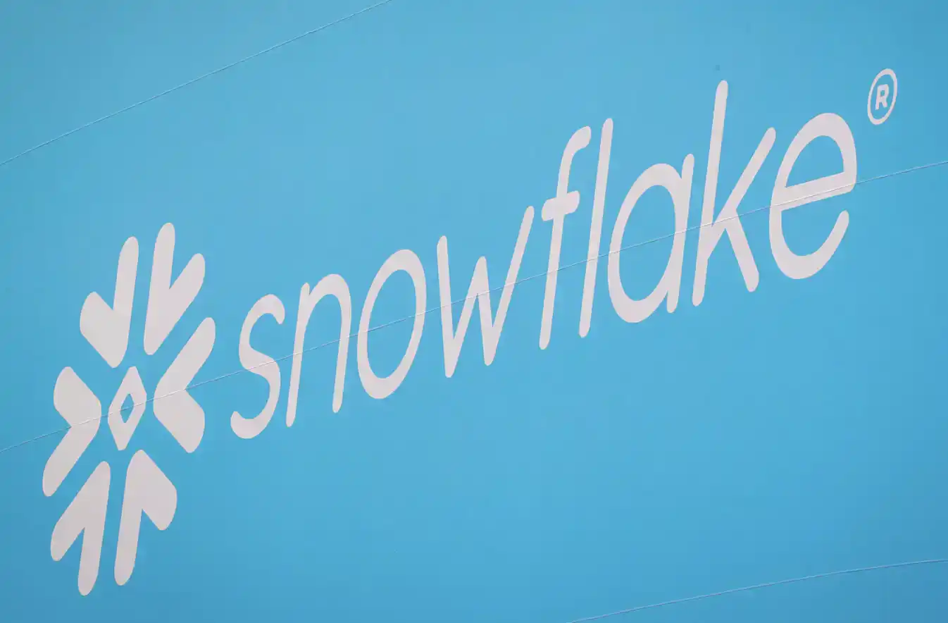 Snowflake股价大涨33%，AI基建从芯片走向数据层